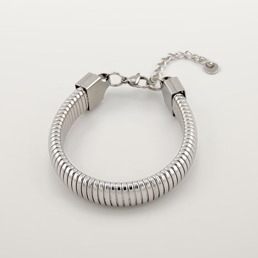 Pulsera tubogas de acero inoxidable con cierre regulable, vista desde otro ángulo