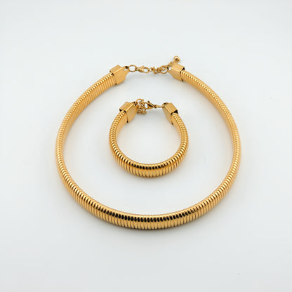 COLLAR CALA. Gargantilla elástica y ajustable de acero inoxidable bañado en oro
