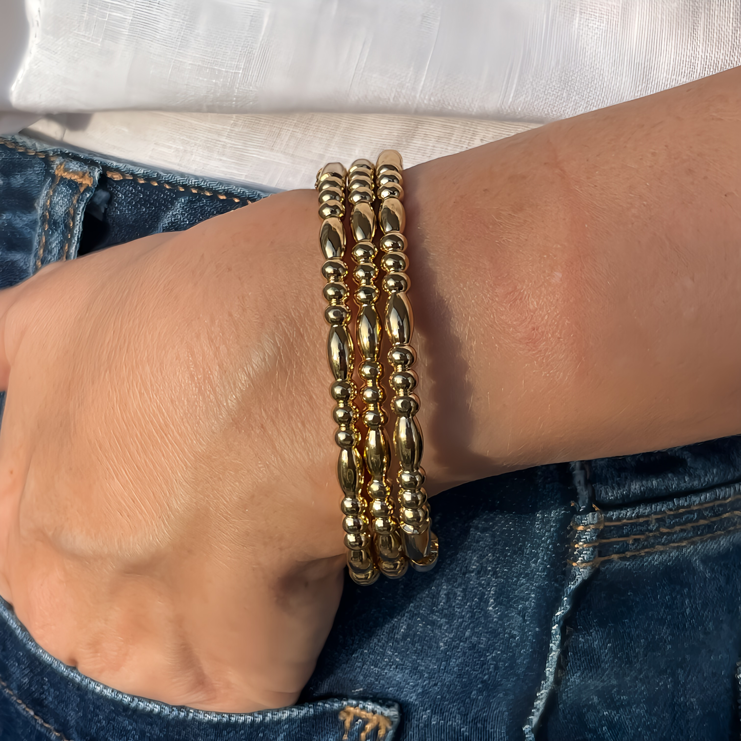 BRAZALETE ÁGATA. Pulsera brazalete rígido de acero inoxidable bañado en oro