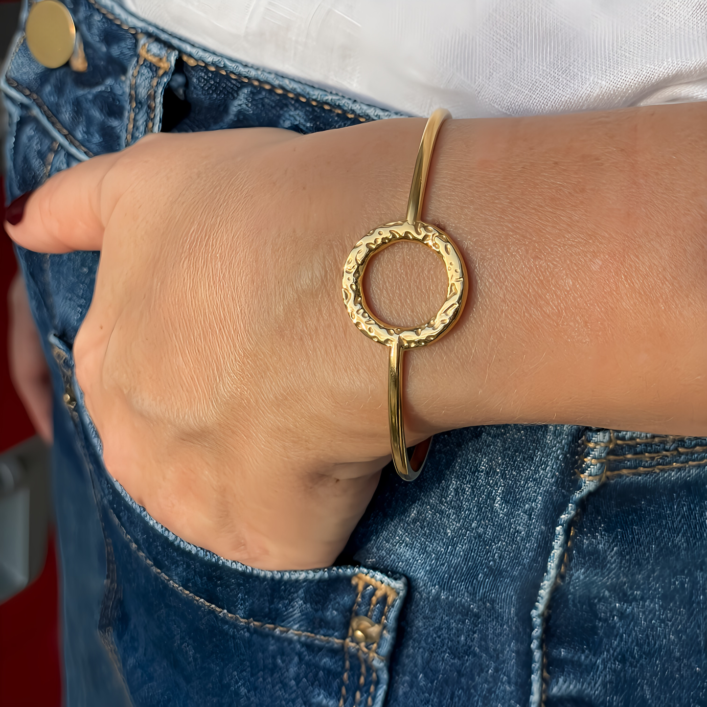 BRAZALETE MACARENA. Brazalete rígido ajustable de acero inoxidable bañado en oro de 18k