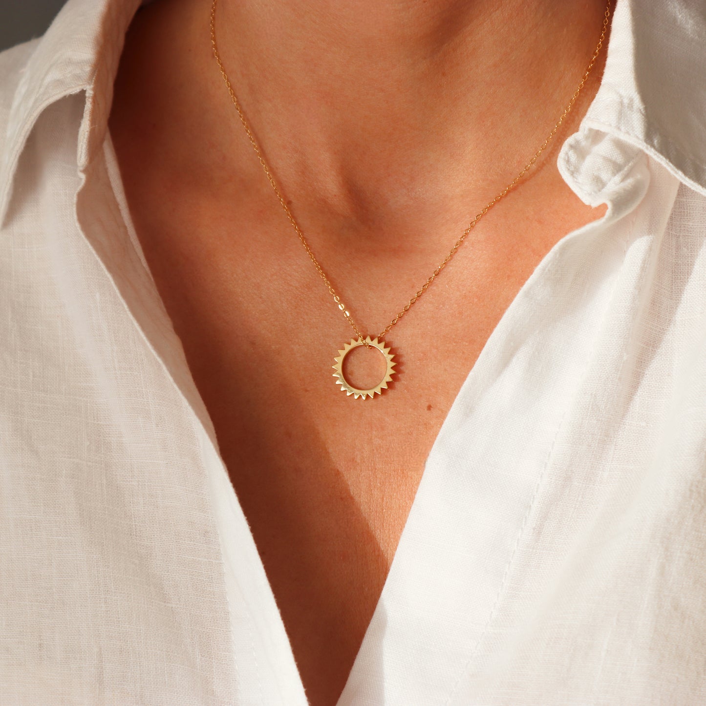 COLLAR ALICIA. Cadena de Plata de Ley 925 bañada en oro con colgante de sol