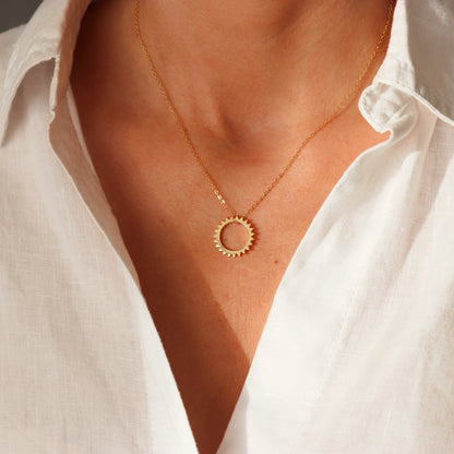 COLLAR ALICIA. Cadena de Plata de Ley 925 bañada en oro con colgante de sol