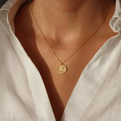 COLLAR CAROLINA. Cadena en Plata de Ley 925 con colgante de sol bañado en oro
