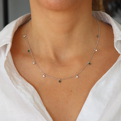 COLLAR DAFNE. Collar de plata de ley 925 recubierto de rodio blanco con detalles de circonitas blancas y verdes