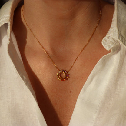 COLLAR DALIA. Collar de plata de ley 925 bañado en oro de 18k con colgante decorado con circonitas multicolor