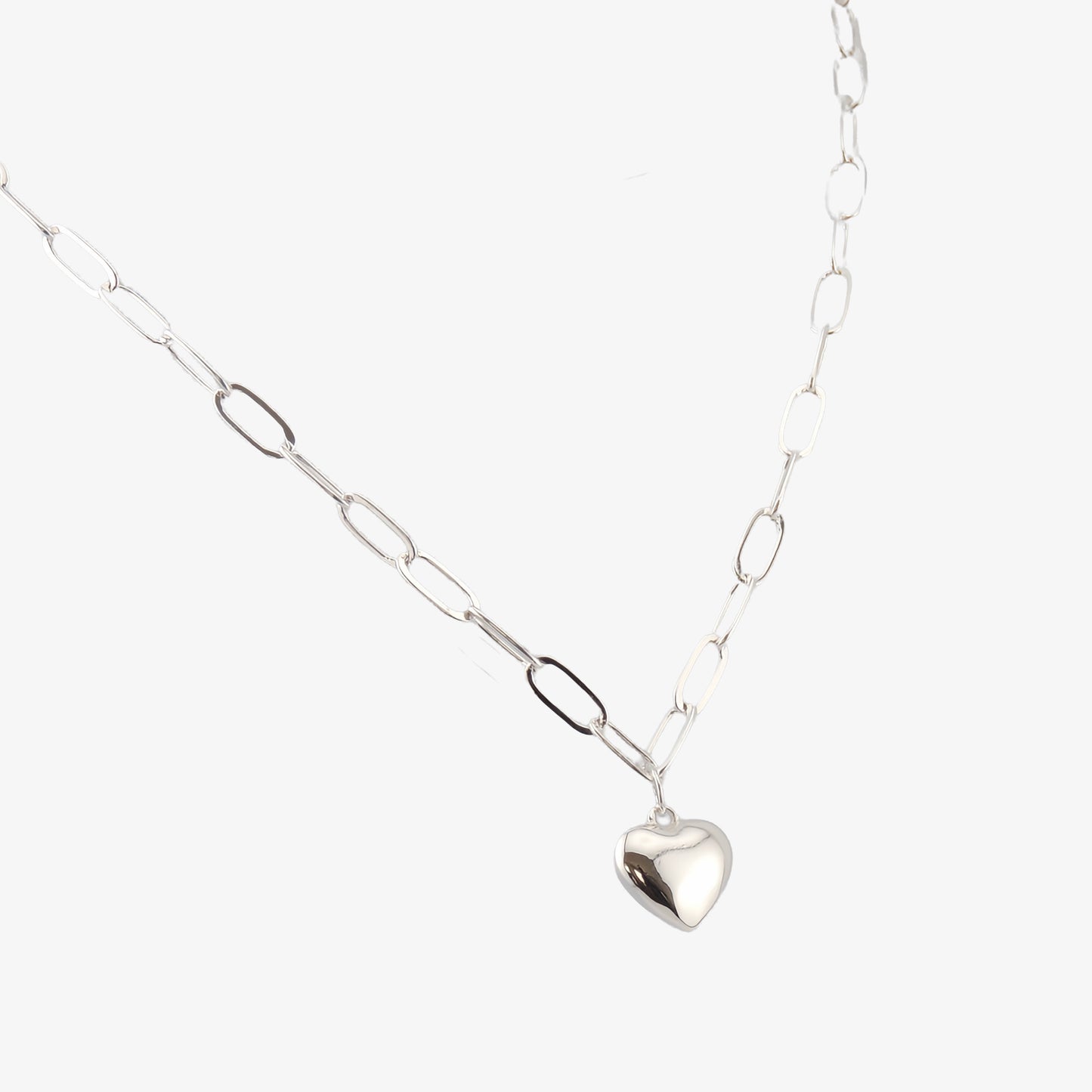 COLLAR DANA. Collar de eslabones de cobre bañado en plata con colgante de corazón