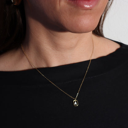COLLAR DEVA. Collar personalizado con inicial mini en Plata de Ley 925 bañada en oro de 18K y circonitas blancas