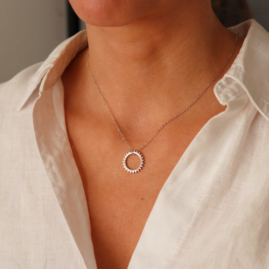 COLLAR DIANA. Cadena de Plata de Ley 925 con colgante de sol