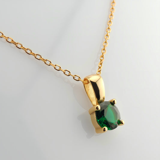 COLLAR ESMERALDA. Collar de plata de ley 925 bañado en oro de 18k y colgante con circonita verde esmeralda