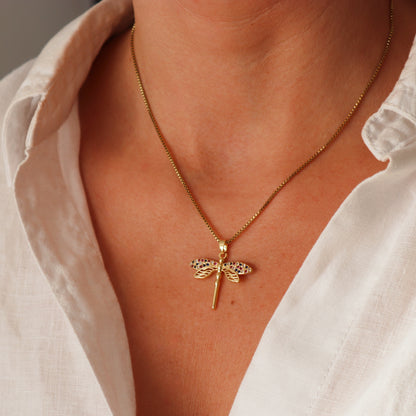 COLLAR GALATEA. Collar de acero inoxidable recubierto de titanio bañado en oro de 18k y colgante con forma de libélula con detalles de circonitas