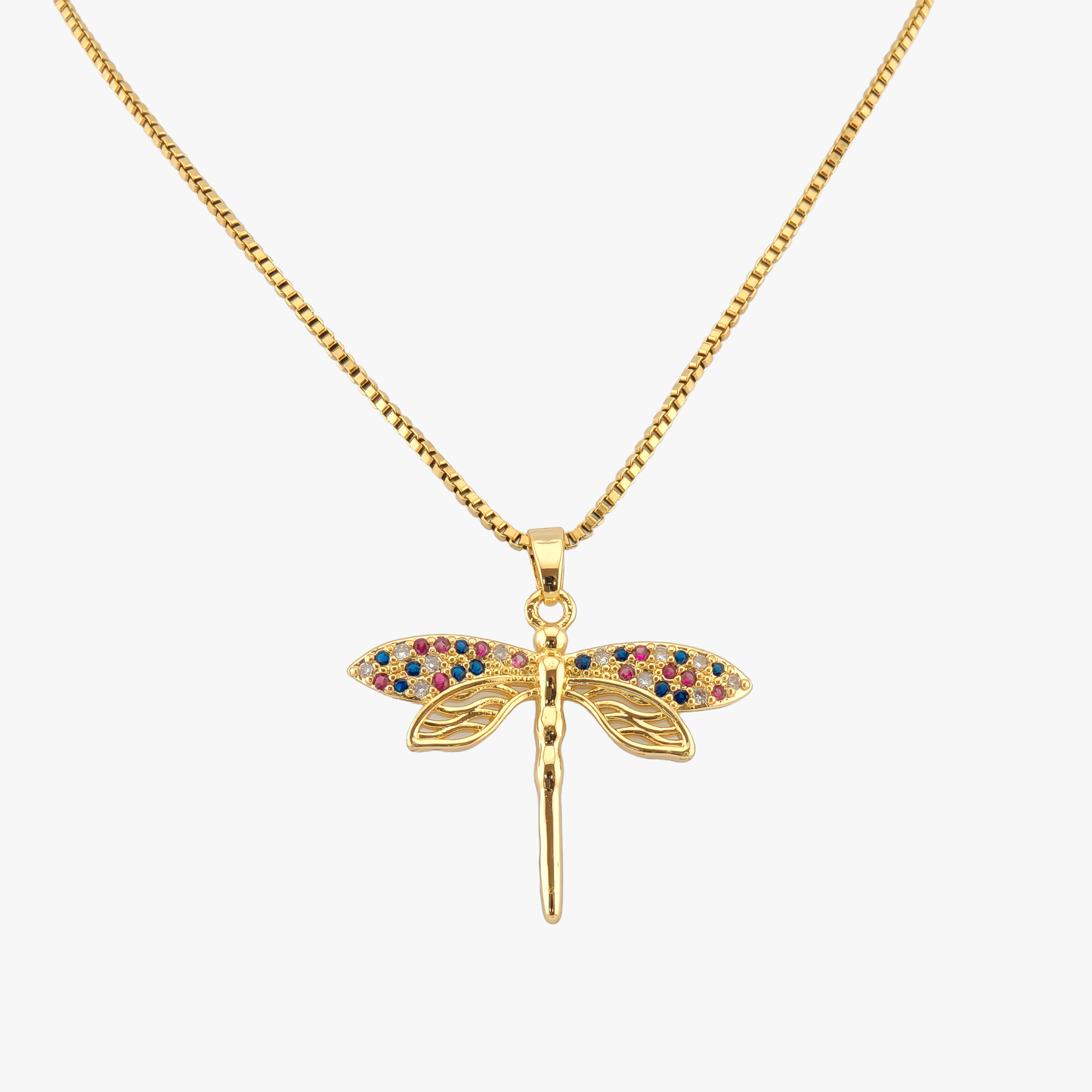 COLLAR GALATEA. Collar de acero inoxidable recubierto de titanio bañado en oro de 18k y colgante con forma de libélula con detalles de circonitas