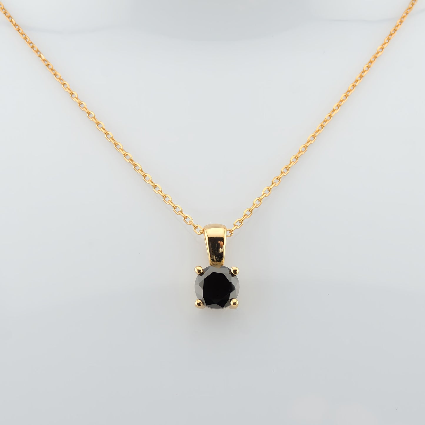 COLLAR JANA. Collar de plata de ley 925 bañado en oro de 18k y colgante con circonita negra