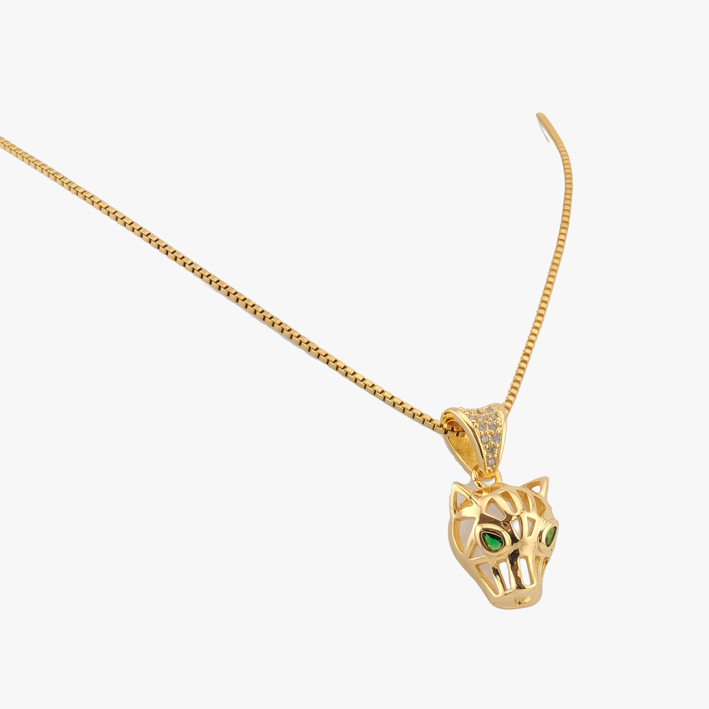 COLLAR LEONOR. Collar de acero inoxidable recubierto de titanio bañado en oro de 18k y colgante con forma de pantera con detalles de circonitas