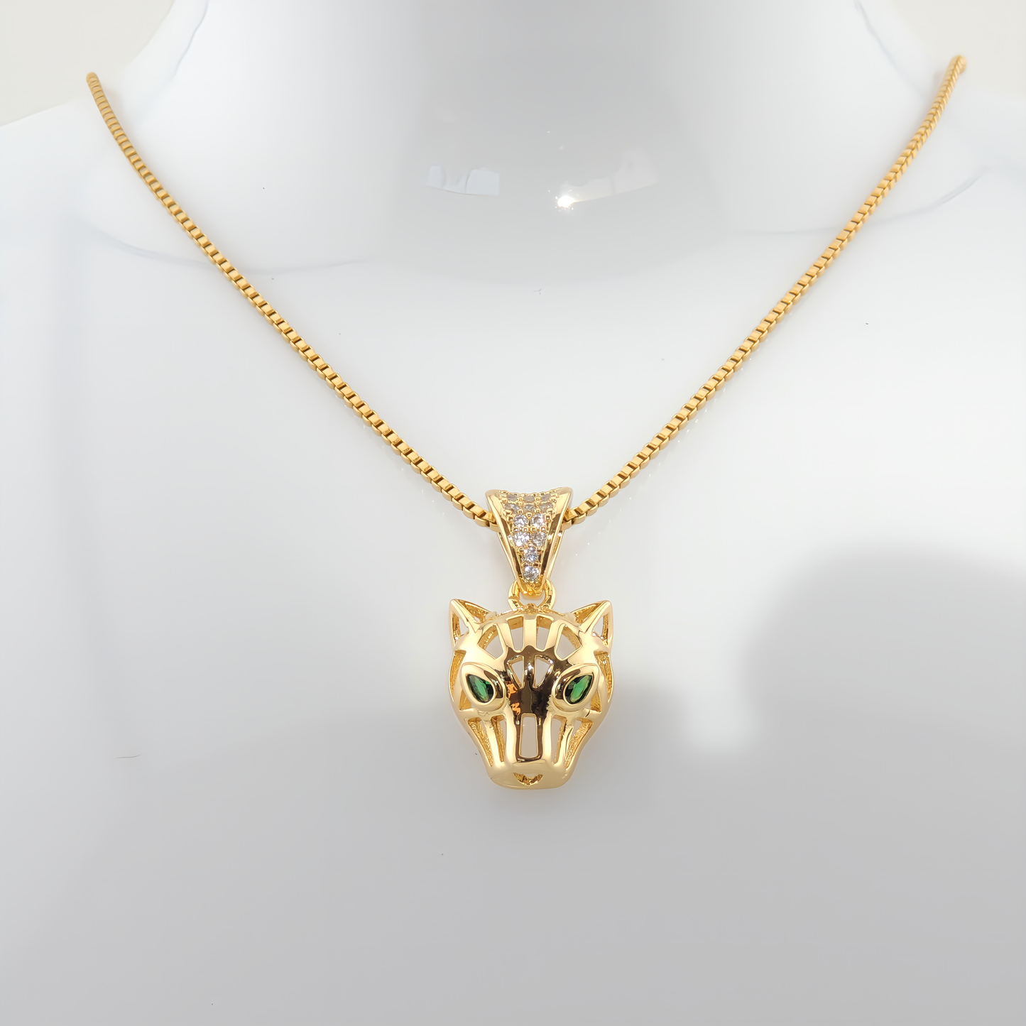 COLLAR LEONOR. Collar de acero inoxidable recubierto de titanio bañado en oro de 18k y colgante con forma de pantera con detalles de circonitas