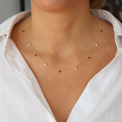 COLLAR LIA. Collar de plata de ley 925 recubierto de oro de 14k con detalles de circonitas blancas y verdes.