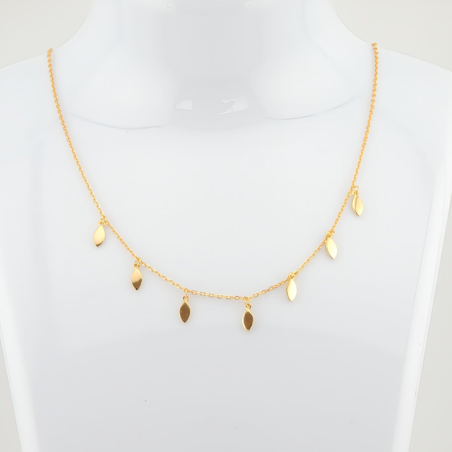 COLLAR LUJAN. Collar de plata de ley 925 bañado en oro de 18k con colgantes en forma de lágrimas