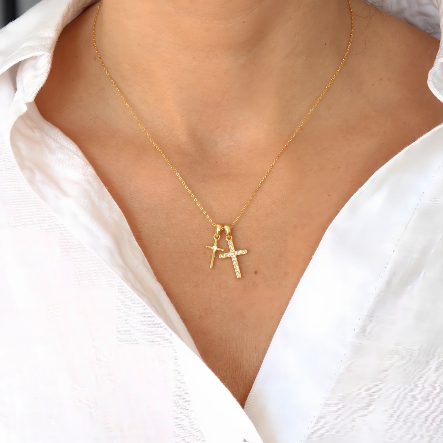 COLLAR MAGDALENA. Collar de plata de ley 925 bañada en oro con colgantes en forma de cruz rellenas de circonitas