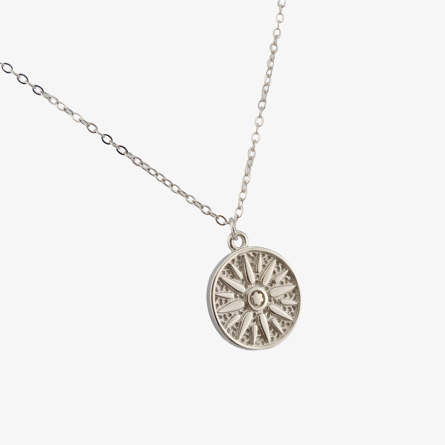 COLLAR VALENTINA. Cadena en Plata de Ley 925 con colgante en forma de sol