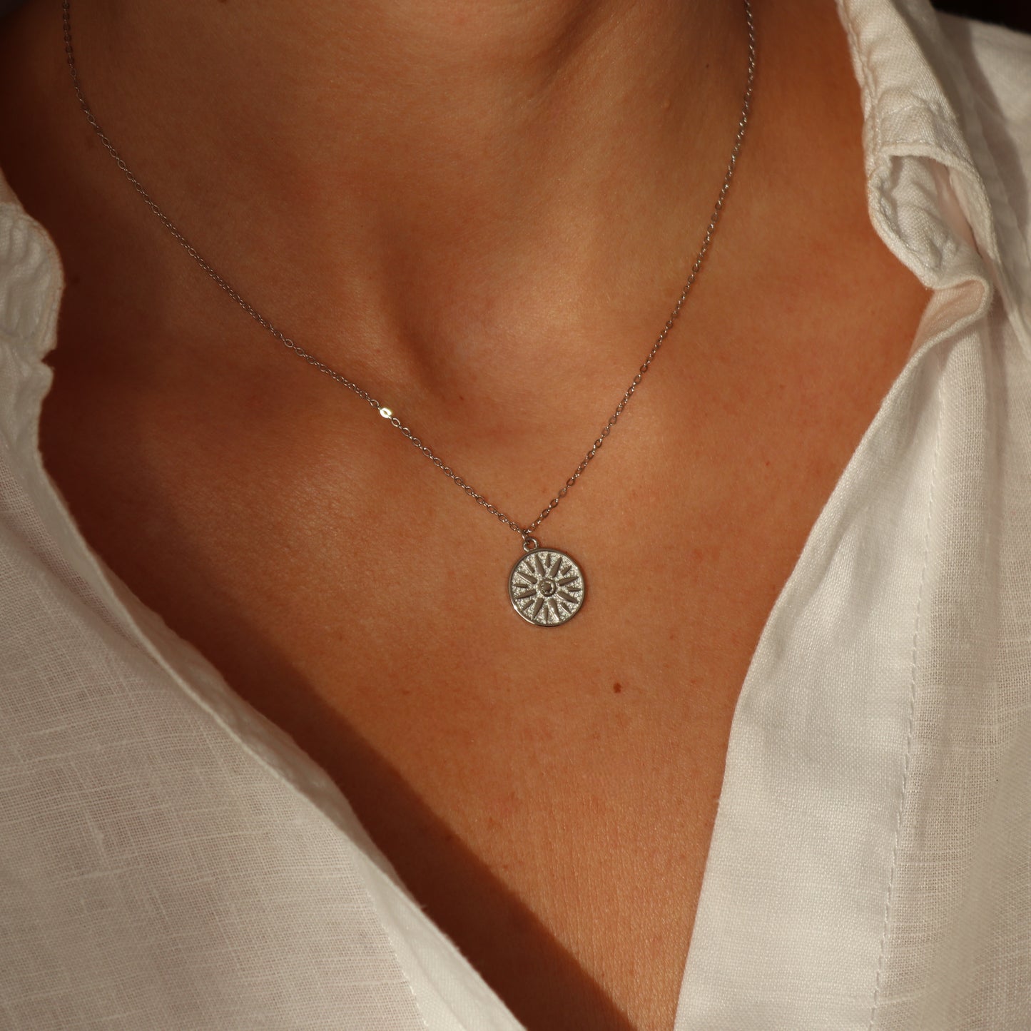 COLLAR VALENTINA. Cadena en Plata de Ley 925 con colgante en forma de sol