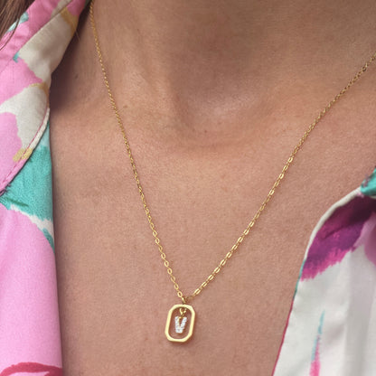 COLLAR DEVA. Collar personalizado con inicial mini en Plata de Ley 925 bañada en oro de 18K y circonitas blancas