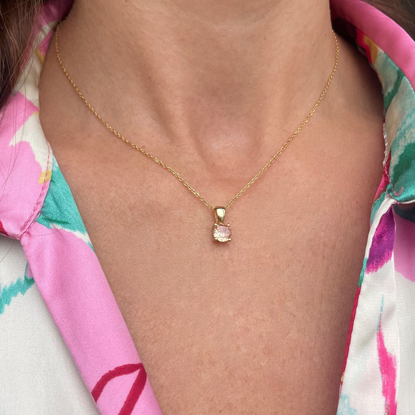 COLLAR FIONA. Collar de plata de ley 925 bañado en oro de 18K y colgante con circonita rosa