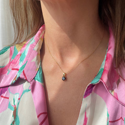 COLLAR JANA. Collar de plata de ley 925 bañado en oro de 18k y colgante con circonita negra