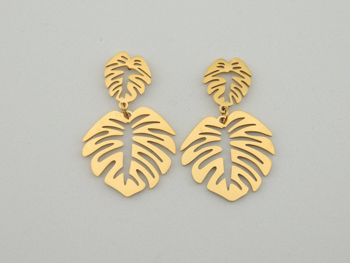 PENDIENTES ELISA. Pendientes de acero inoxidable bañados en oro en forma de hoja