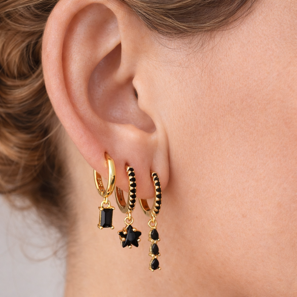 PENDIENTES LETICIA. Aros en Plata de Ley 925 bañada en oro decorados con esmalte negro