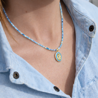 COLLAR MEDALLA VIRGEN NAZARET. Collar de cuentas de colores con medalla de la Virgen