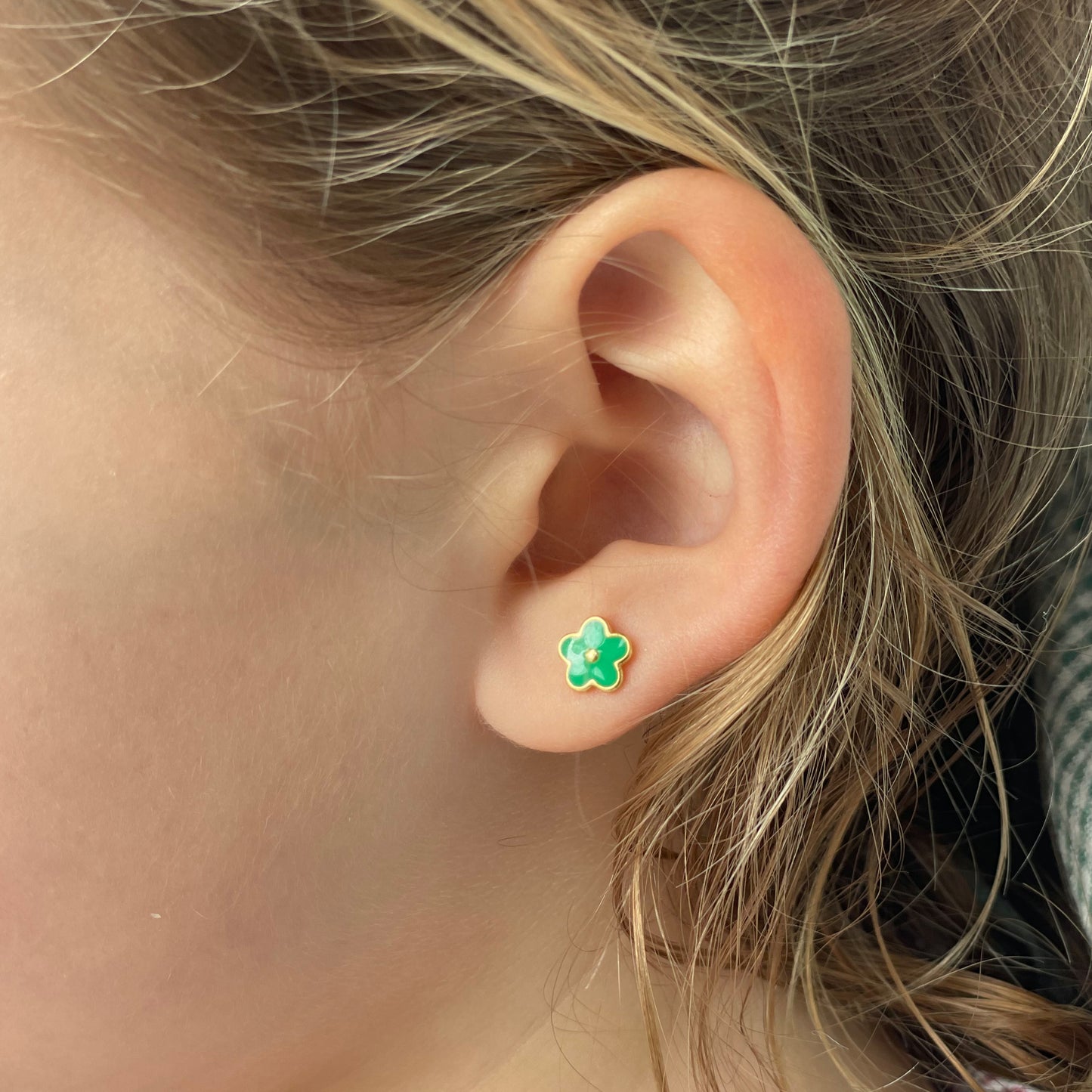 PENDIENTES AIDA. Pendiente de Plata de Ley 925 con forma de margarita esmaltada en color verde. Tuerca con forma de bola especial para niñas.