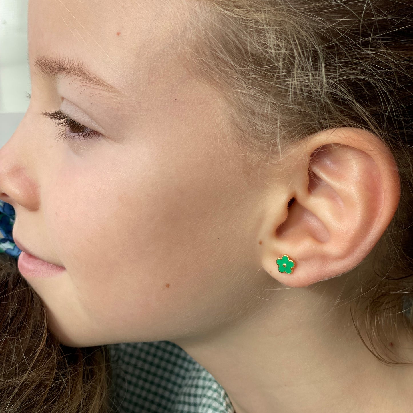 PENDIENTES AIDA. Pendiente de Plata de Ley 925 con forma de margarita esmaltada en color verde. Tuerca con forma de bola especial para niñas.