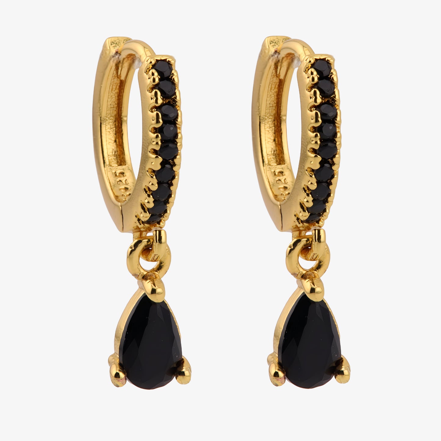 PENDIENTES AITANA. Aros en Plata de Ley 925 bañada en oro con circonitas en color negro y decoración en forma de gota