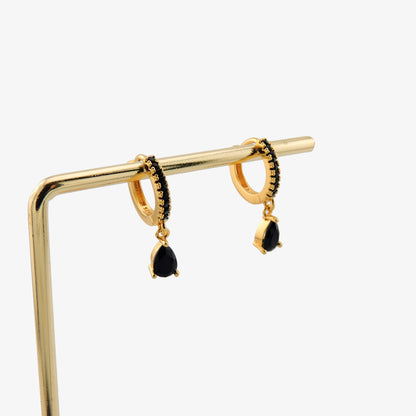 PENDIENTES AITANA. Aros en Plata de Ley 925 bañada en oro con circonitas en color negro y decoración en forma de gota