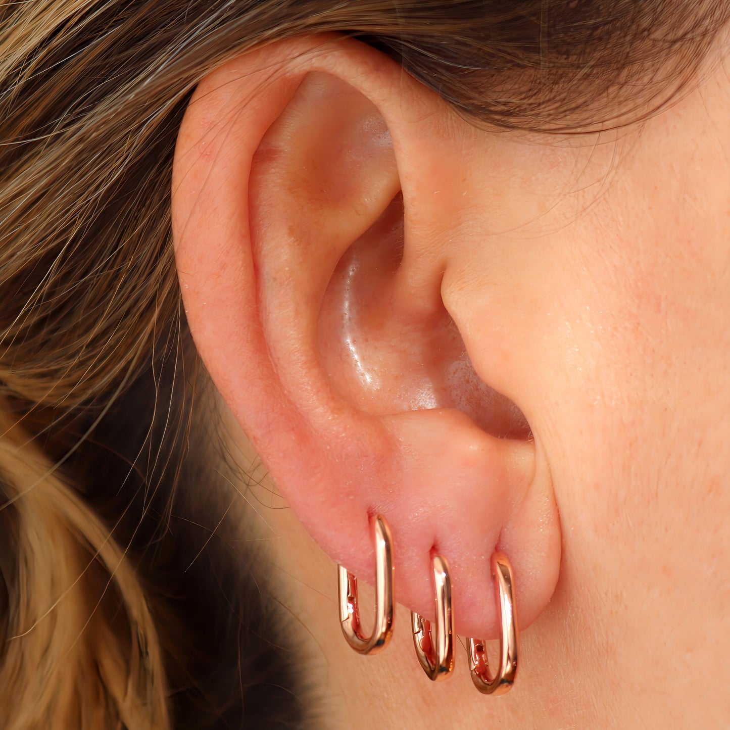 PENDIENTES CARMELA. Aros con forma ovalada de Plata de Ley 925 bañados en oro rosa