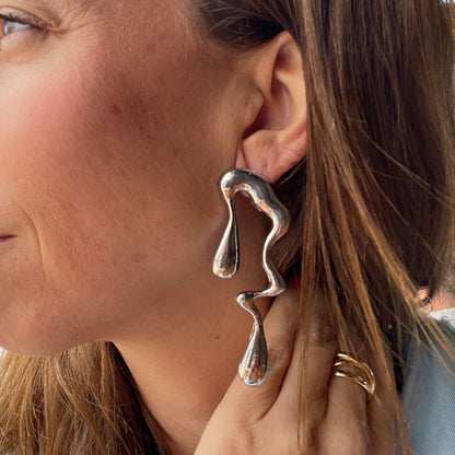 PENDIENTES DANIELA. Pendientes largos en color plata en forma irregular