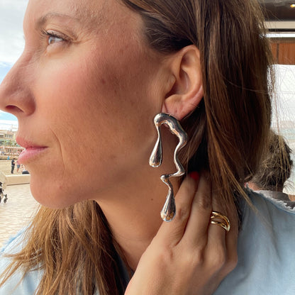PENDIENTES DANIELA. Pendientes largos en color plata en forma irregular