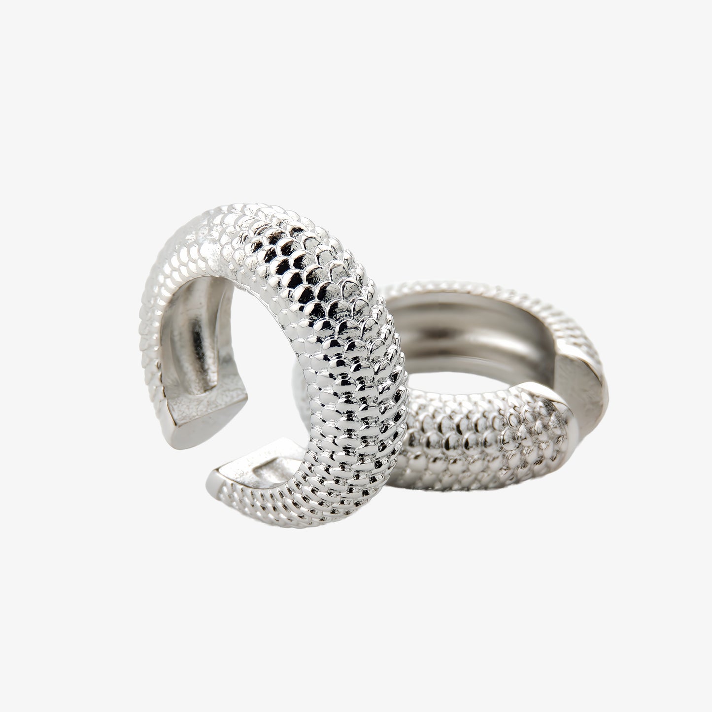 PENDIENTE MILA. Pendiente suelto Ear Cuff de cobre en color plata