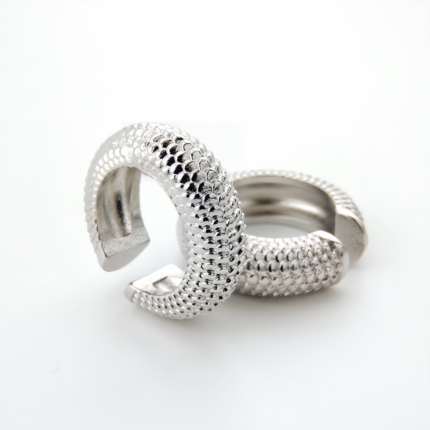 PENDIENTE MILA. Pendiente suelto Ear Cuff de cobre en color plata