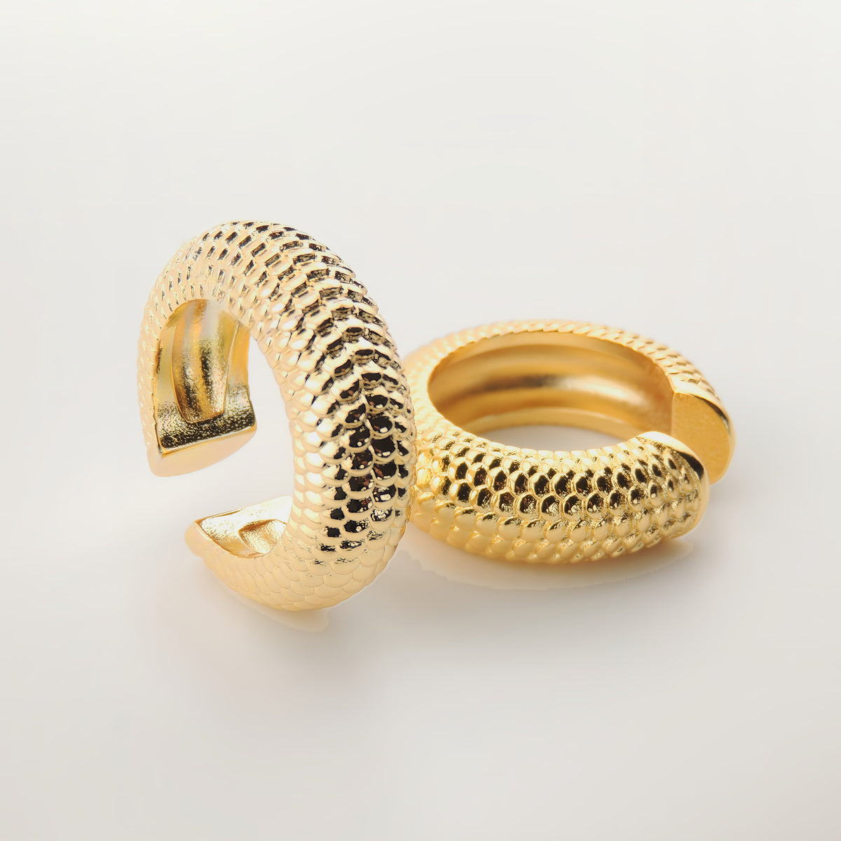Ear cuff suelto grande de cobre bañado en oro de 18K, de 2,7 cm de diámetro exterior, con relieve
