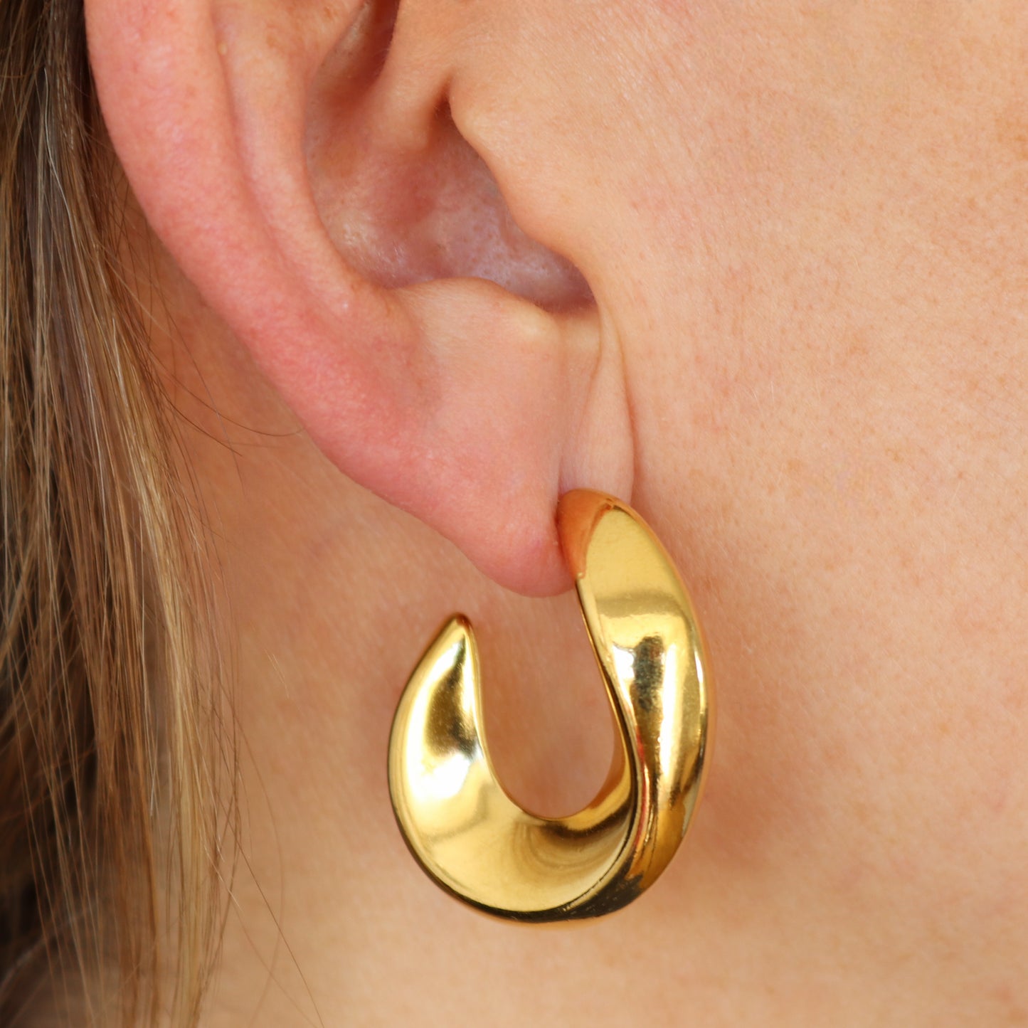 PENDIENTES EMILIANA. Aros de acero inoxidable bañados en oro de 18k