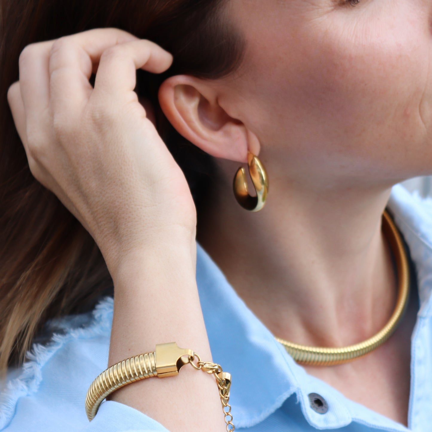 PENDIENTES EMILIANA. Aros de acero inoxidable bañados en oro de 18k