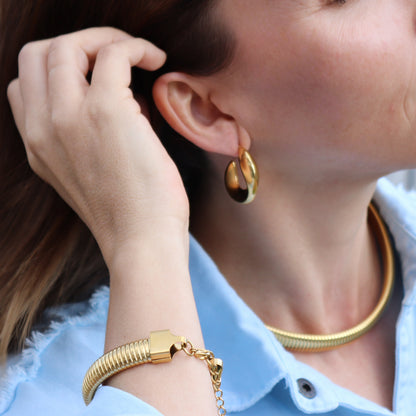 PENDIENTES EMILIANA. Aros de acero inoxidable bañados en oro de 18k
