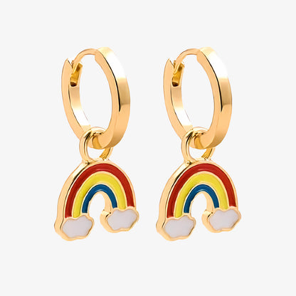 PENDIENTES EMMA. Aros de cobre bañado en oro de 18k con colgante de arcoíris y nubes blancas ideales para niñas