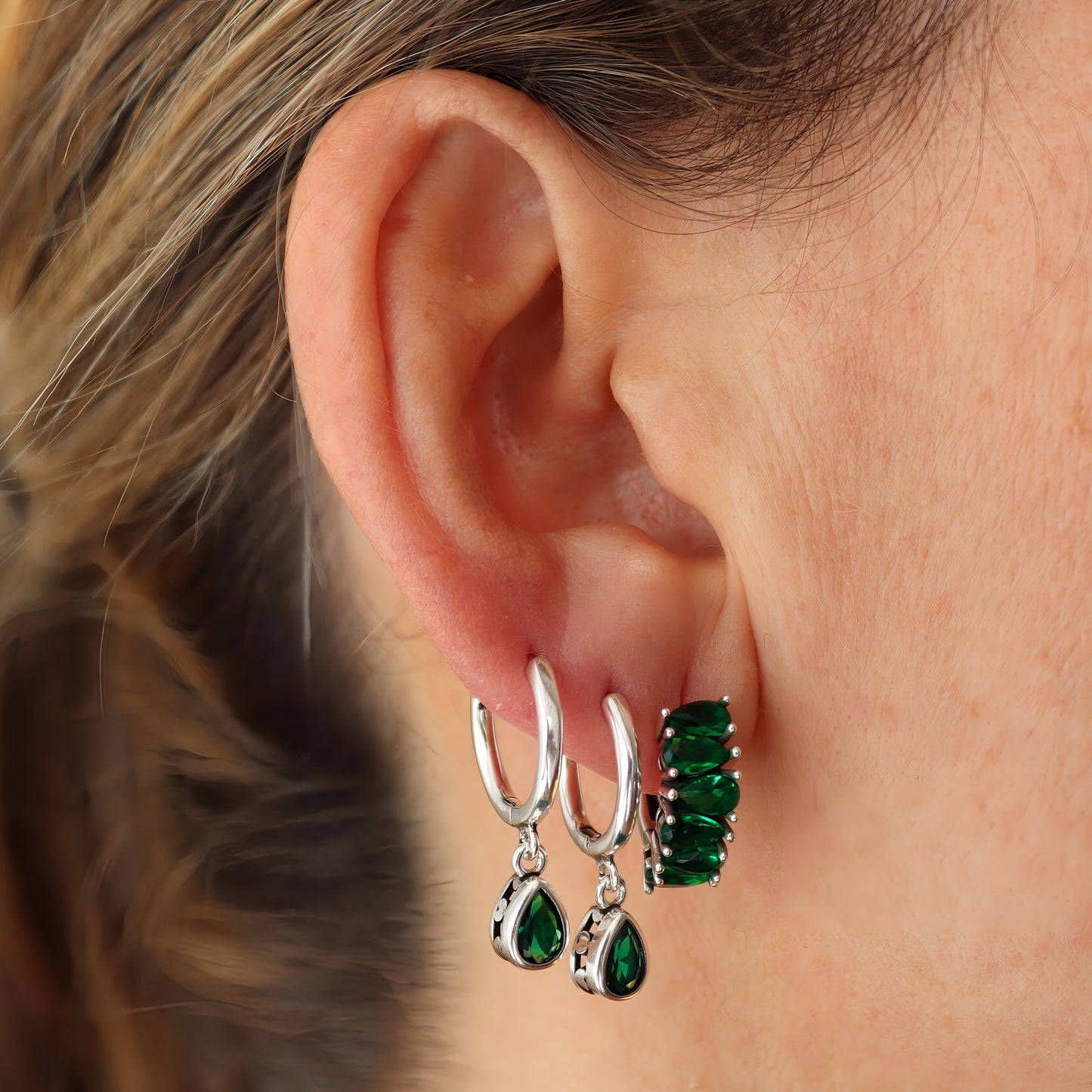 PENDIENTES MARIOLA. Pendiente en Plata de Ley 925 con gota de circonitas en color verde