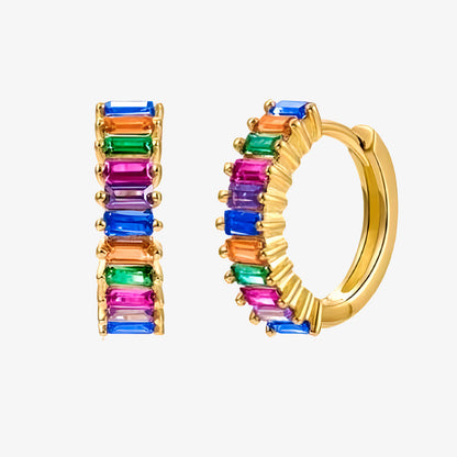 PENDIENTES GRETA. Aros pequeños en Plata de Ley 925 bañada en oro con barritas de circonitas multicolores