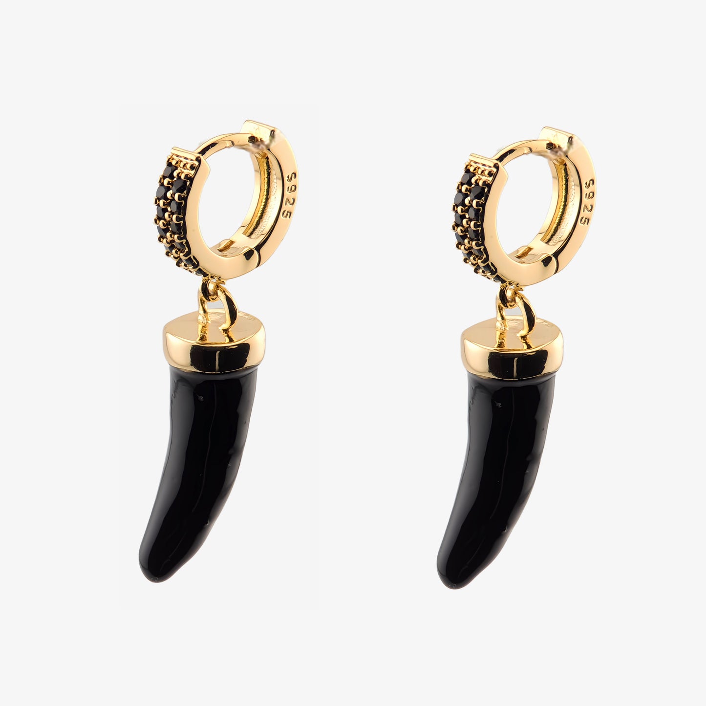 PENDIENTES INDIA. Aros en Plata de Ley 925 bañados en oro de 18k con colgante de colmillo en color negro