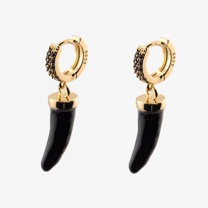 PENDIENTES INDIA. Aros en Plata de Ley 925 bañados en oro de 18k con colgante de colmillo en color negro
