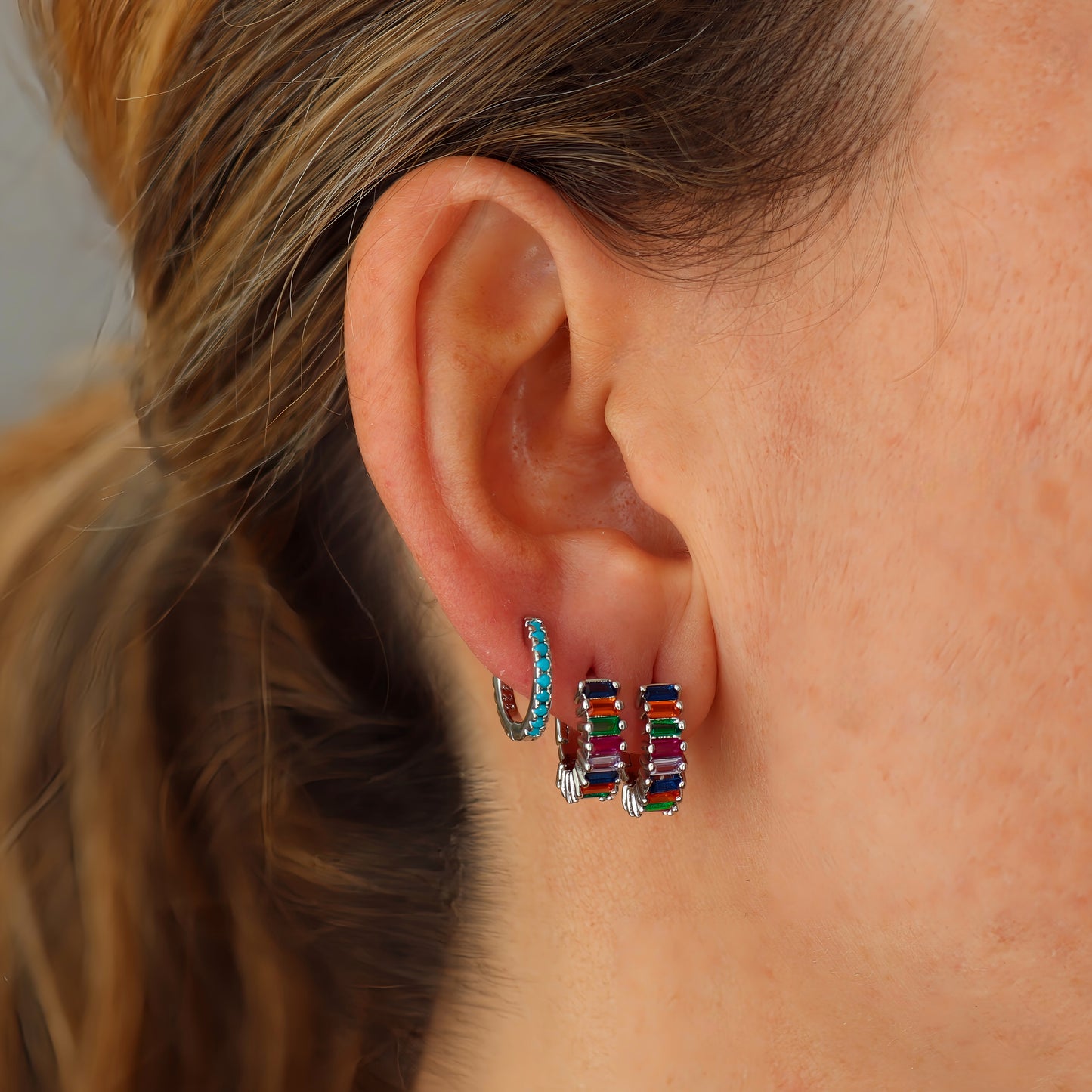 PENDIENTES INES. Aros pequeños en Plata de Ley 925 con barritas de circonitas multicolores