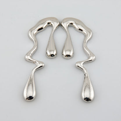 PENDIENTES DANIELA. Pendientes largos en color plata en forma irregular