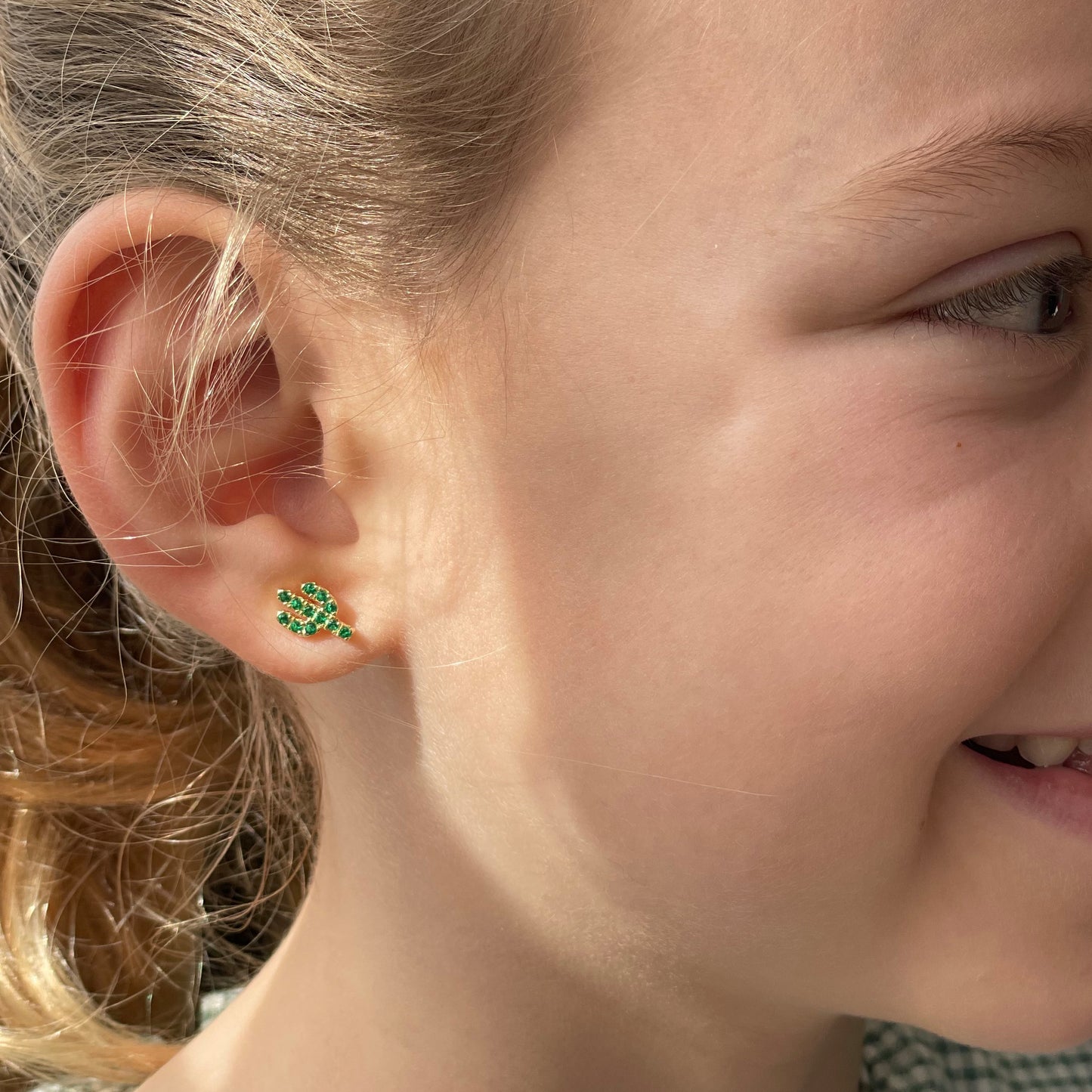 PENDIENTES LEIRE. Pendientes de Plata de Ley 925 bañado en oro con forma de cactus con circonitas color verde
